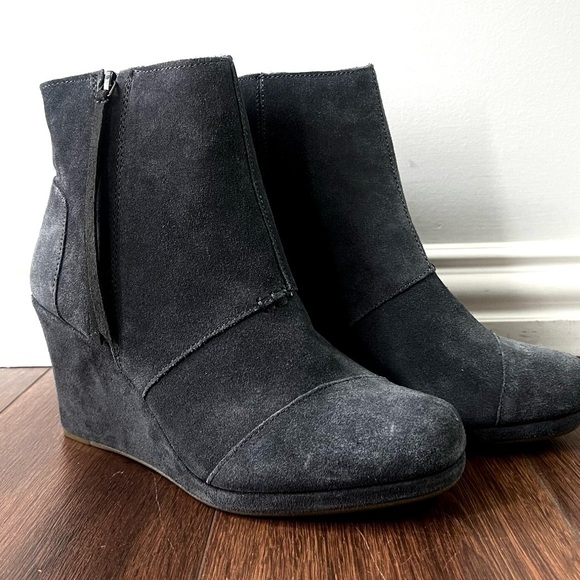 • TOMS black desert suede booties • - Picture 1 of 7